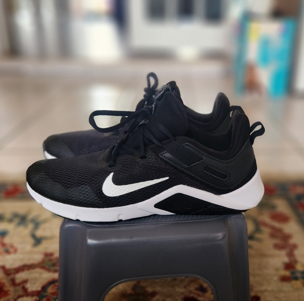 Nike Training, Women's Size 9, Black & White, Very good condition.